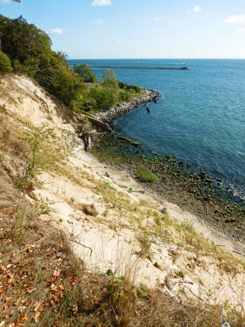 Bild: Das Steilufer am Klocker Ufer am Schloss Dwasieden in der Nähe des Hafens von Sassnitz bietet einen idyllischen Blick auf den Leuchtturm und die Prorer Wiek. Hier sollte nach dem Zweiten Weltkrieg ein Ausbildungszentrum für die U-Boot Flotte der Kasernierten Volkspolizei der SBZ und der 1949 gegründeten DDR entstehen. Klicken Sie auf das Bild um es zu vergrößern.