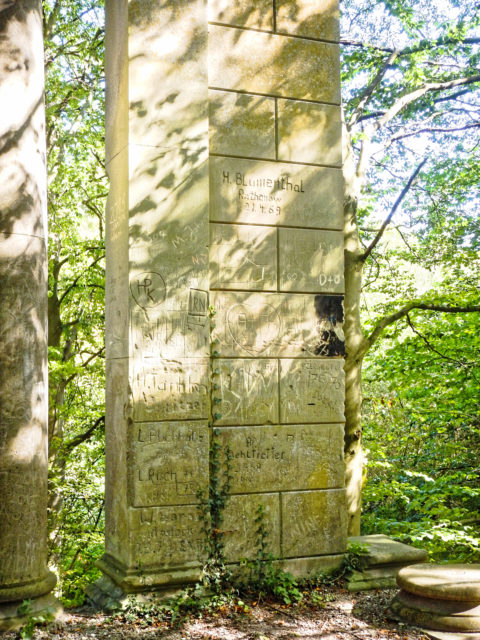 Bild: Die Ruinen des Schlosses Dwasieden am Klocker Ufer in der Nähe des Hafens von Sassnitz. Blick auf den nordöstlichen Pavillon des Schlosses. In den Sandstein sind Inschriften aus verschiedeneren Jahrzehnten eingraviert.. Klicken Sie auf das Bild um es zu vergrößern.