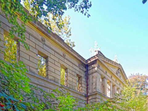 Bild: Die Ruinen des Schlosses Dwasieden am Klocker Ufer in der Nähe des Hafens von Sassnitz. Blick auf das Portal des Marstall. Klicken Sie auf das Bild um es zu vergrößern.