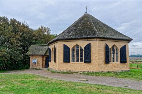 Bild: Oberhalb des Fischerdorfes Vitt auf Rügen steht eine kleine Kapelle, die Anfang des 19. Jahrhunderts errichtet wurde. Hier fanden sich die Fischer zum Gottesdienst ein. Klicken Sie auf das Bild um es zu vergrößern.