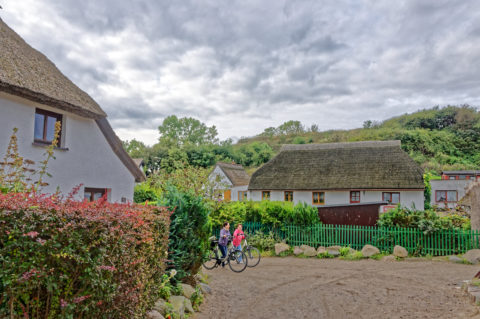 Bild: Am Morgen unterwegs in den Gassen des Fischerdorfes Vitt auf Rügen. Klicken Sie auf das Bild um es zu vergrößern.