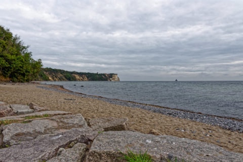 Bild: Blick vom Hafen des Fischerdorfes Vitt auf Rügen zur Steilküste des Kap Arkona. Klicken Sie auf das Bild um es zu vergrößern.