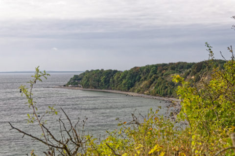 Bild: Blick vom Hochuferweg vom Fischerdorf Vitt zum Kap Arkona auf Vitt. Im Hintergrund ist die Nehrung der Schaabe zu sehen. Die Schwabe ist einer der bekannten Sandstrände auf der Insel Rügen. Klicken Sie auf das Bild um es zu vergrößern.