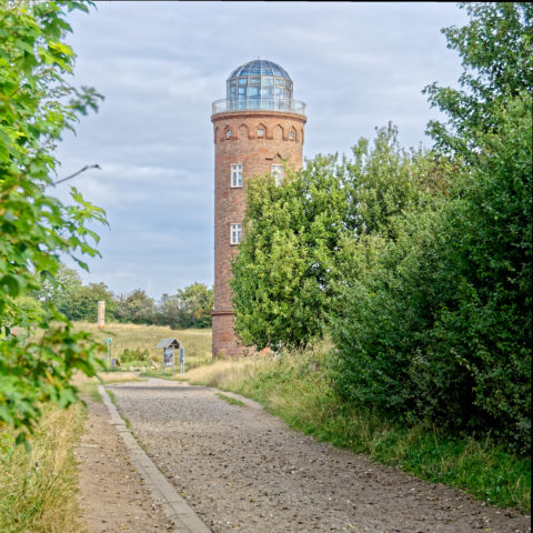 Bild: Blick vom Hochuferweg vom Fischerdorf Vitt zum Kap Arkona auf auf den Marinepeilturm des Jahres 1927. Klicken Sie auf das Bild um es zu vergrößern.