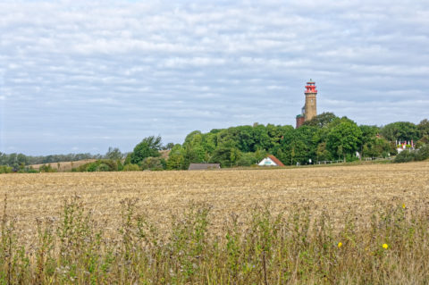 Bild: Blick auf den großen Leuchtturm am Kap Arkona auf der Insel Rügen. Der Leuchtturm wurde 1905 in Betrieb genommen. Er sendet bis heute alle 17 Sekunden drei Leuchtblitze aus - seit 1996 mit einem Halogenleuchtmittel. Klicken Sie auf das Bild um es zu vergrößern.