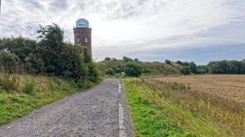 Bild: Blick vom Hochuferweg vom Fischerdorf Vitt zum Kap Arkona auf auf den Marinepeilturm des Jahres 1927. Klicken Sie auf das Bild um es zu vergrößern.