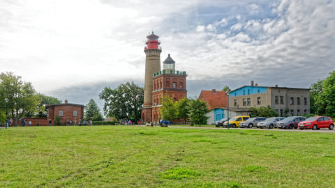 Bild: Die beiden Leuchttürme auf dem Kap Arkona auf der Insel Rügen. Im Vordergrund der kleinere Schinkelturm, der im Jahre 1828 in Betrieb genommen wurde. Architekt war Karl Friedrich Schinkel. Klicken Sie auf das Bild um es zu vergrößern.