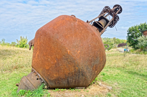 Bild: Am Kap Arkona auf der Insel Rügen dreht sich alles um das Thema Marinenavigation. Glockenleuchttonne aus dem Jahre 1027. Klicken Sie auf das Bild um es zu vergrößern.