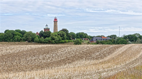 Bild: Die beiden Leuchttürme auf dem Kap Arkona auf der Insel Rügen. Klicken Sie auf das Bild um es zu vergrößern.