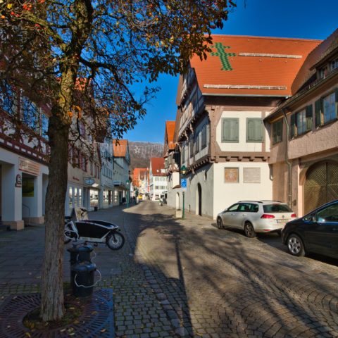 Bild: Blaubeuren Altstadt. Von der Karlstraße hat man einen beeindruckenden Blick auf die Schwäbische Alb. Klicken Sie auf das Bild um es zu vergrößern.