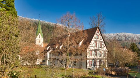 Bild: Das ehemalige Kloster Blaubeuren. Links die Klosterkirche mit ihrer in markanten Farben eingedeckten Turmspitze. Klicken Sie auf das Bild um es zu vergrößern.