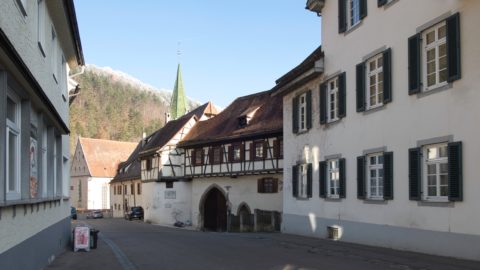 Bild: Das ehemalige Kloster Blaubeuren. Der Eingang zum Klostergelände befindet sich in der Blautopfstraße. Klicken Sie auf das Bild um es zu vergrößern.