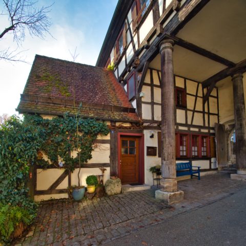 Bild: Das ehemalige Kloster Blaubeuren. Der Eingang zum Klostergelände befindet sich in der Blautopfstraße. Innenansicht des Torhauses. Klicken Sie auf das Bild um es zu vergrößern.