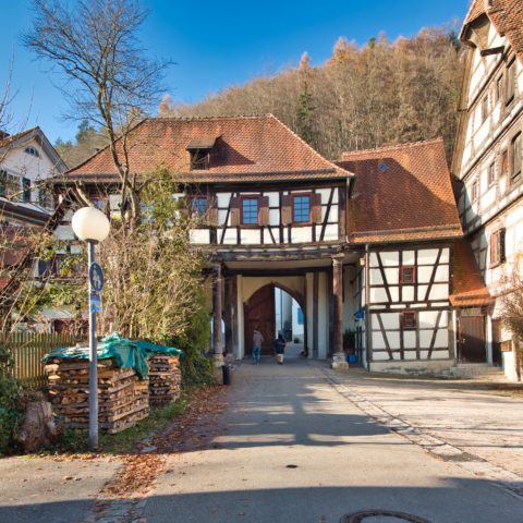 Bild: Das ehemalige Kloster Blaubeuren. Der Eingang zum Klostergelände befindet sich in der Blautopfstraße. Innenansicht des Torhauses. Klicken Sie auf das Bild um es zu vergrößern.