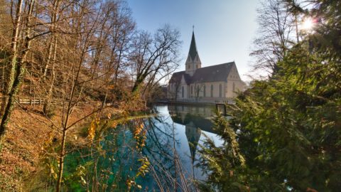 Bild: Das ehemalige Kloster Blaubeuren vom Blautopf aus gesehen. Klicken Sie auf das Bild um es zu vergrößern.