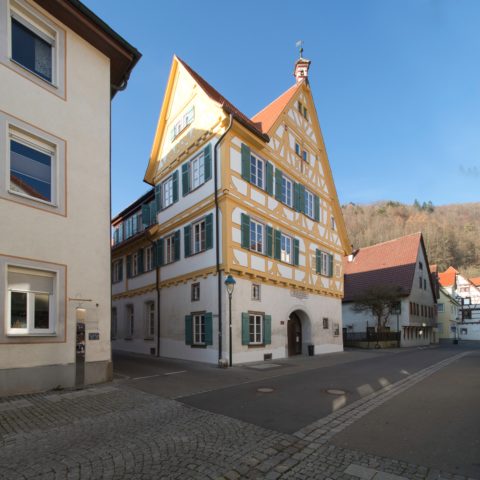 Bild: Blaubeuren Altstadt. Das Matthäus-Alber-Haus in der Altstadt von Blaubeuren. Klicken Sie auf das Bild um es zu vergrößern.