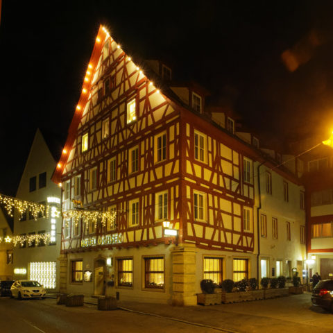 Bild: Blaubeuren Altstadt. Das Hotel Ochsen ist für seine ausgezeichnete schwäbische Küche bekannt. Klicken Sie auf das Bild um es zu vergrößern.