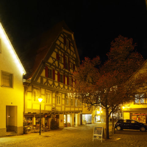 Bild: Blaubeuren Altstadt. Fachwerkhaus in der Karlstraße. Hier ist ein italienischer Spezialitätenhändler zu Hause (Il Gusto). Klicken Sie auf das Bild um es zu vergrößern.