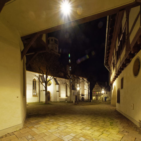 Bild: Blaubeuren Altstadt. Das ehemalige Spital zum Heiligen Geist in der Karlstraße. Blick in den Kirchhof. Klicken Sie auf das Bild um es zu vergrößern.