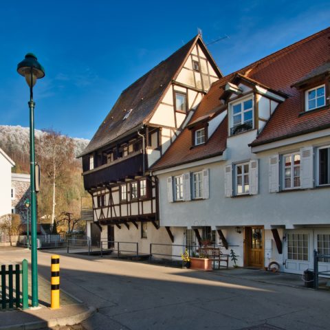 Bild: Blaubeuren Altstadt. Fachwerkhaus am Flüsschen Ach am westlichen Rand der Altstadt. Klicken Sie auf das Bild um es zu vergrößern.