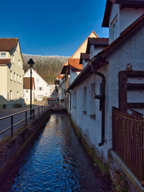 Bild: Blaubeuren Altstadt. Fachwerkhaus am Flüsschen Ach am westlichen Rand der Altstadt. Klicken Sie auf das Bild um es zu vergrößern.