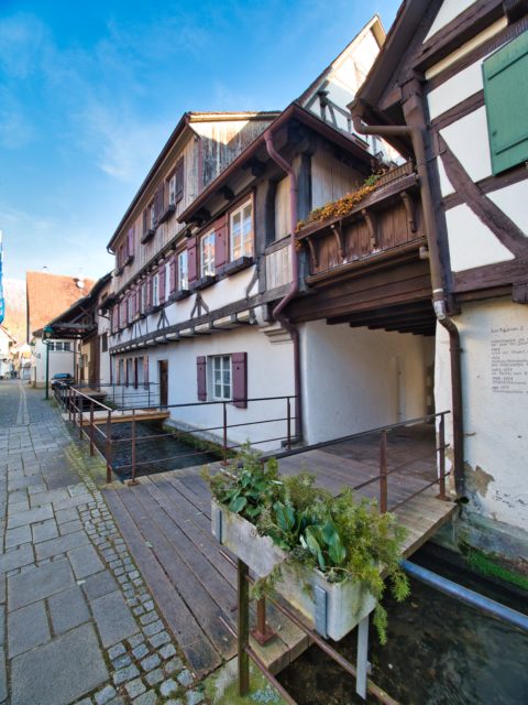 Bild: Blaubeuren Altstadt. Fachwerkhaus am Flüsschen Ach am westlichen Rand der Altstadt. Klicken Sie auf das Bild um es zu vergrößern.