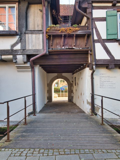 Bild: Blaubeuren Altstadt. Fachwerkhaus am Flüsschen Ach am westlichen Rand der Altstadt. Klicken Sie auf das Bild um es zu vergrößern.