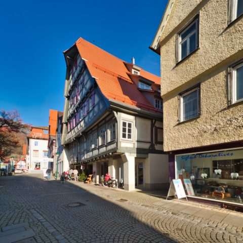 Bild: Blaubeuren Altstadt. Fachwerkhaus in der Karlstraße. Hier ist ein italienischer Spezialitätenhändler zu Hause (Il Gusto). Klicken Sie auf das Bild um es zu vergrößern.