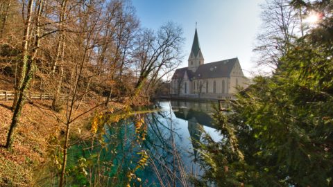 Bild: Am Blautopf in Blaubeuren. Blick auf die Kirche des ehemaligen Klosters Blaubeuren. Klicken Sie auf das Bild um es zu vergrößern.