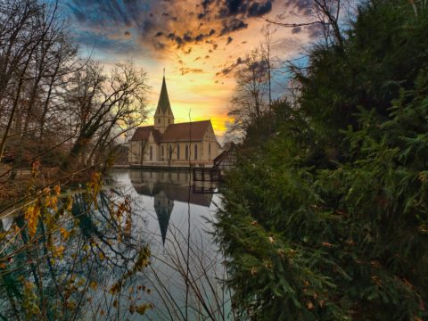 Bild: Skylum Luminar 4. In diesem RAW Konverter lässt sich der komplette Himmel austauschen. Hier das manipulierte Foto mit dem ausgetauschten Himmel. Der neue Himmel spiegelt sich aber nicht in der Wasseroberfläche des Blautopfes. Klicken Sie auf das Bild um es zu vergrößern.