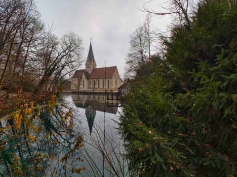 Bild: Skylum Luminar 4. In diesem RAW Konverter lässt sich der komplette Himmel austauschen. Hier das Originalfoto mit dem Blautopf und dem Kloster Blaubeuren bei Hochnebel. der an diesem Tag herrschte. Klicken Sie auf das Bild um es zu vergrößern.