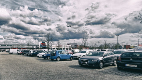 Bild: Trotz Corona Krise sind die Parkplätze vor den Einkaufszentren in München und dem Umland gut gefüllt. Aufnahme vom 14.04.2020. Klicken Sie auf das Bild um es zu vergrößern.